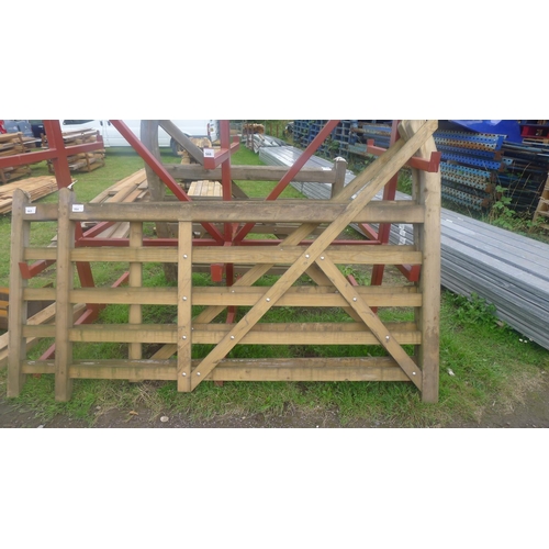 564 - 1 wooden turned heal gate width approx 213cm (7ft)