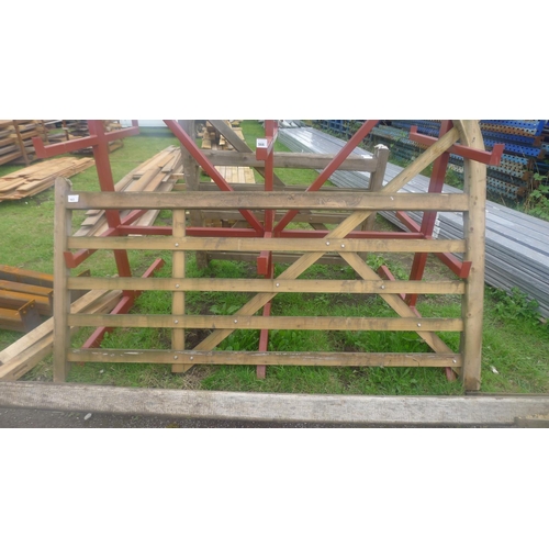 565 - 1 wooden turned heal gate width approx 244cm (8ft)