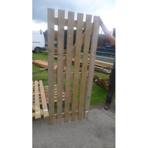 568 - 1 wooden gate approx 190cm h x 80cm w - slight damage to lower right hand side