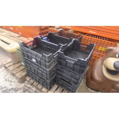 576 - 12 black plastic stacking crates