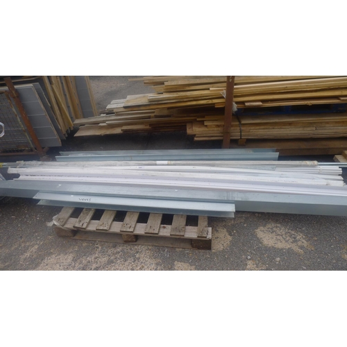 590 - A quantity of various lengths of plastic and metal trunking and conduit, lengths vary from approx 16... 