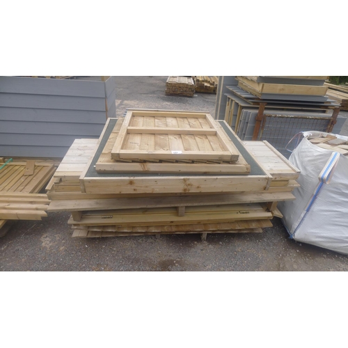 592 - 1 pallet containing various wooden panels and wooden doors