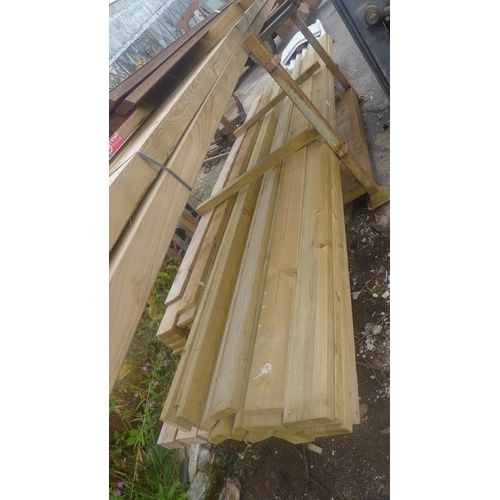 543 - A quantity of various lengths of wood including 14 at approx 480cm x 4cm x 4cm and 18 lengths at app... 