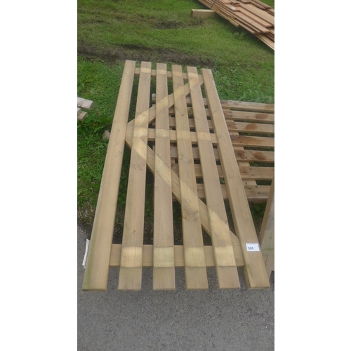 569 - 1 wooden gate approx 190cm h x 80cm w