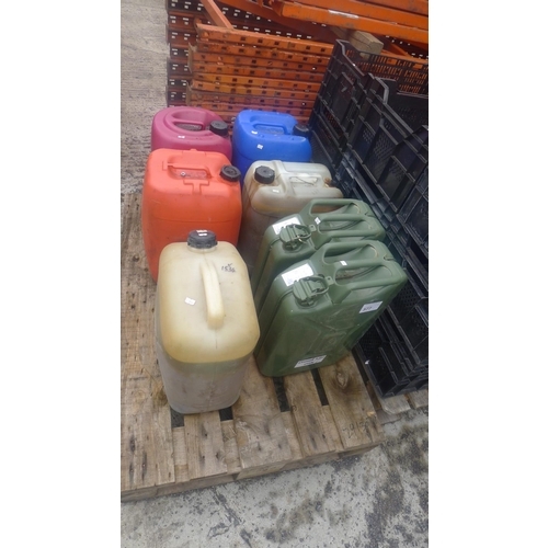 577 - 5 various plastic drums and 2 metal Jerry cans containing red diesel - Please note that at least one... 