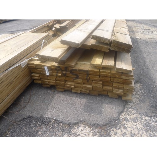 535 - A quantity of approx 100 lengths of wood each at 10cm x 2cm x 480cm and 1 length at approx 14cm x 4c... 