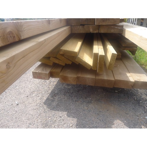 543 - A quantity of various lengths of wood including 14 at approx 480cm x 4cm x 4cm and 18 lengths at app... 