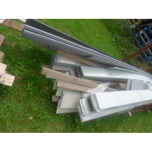 550 - A quantity of various lengths of wood and other items including grey painted wood cladding, various ... 