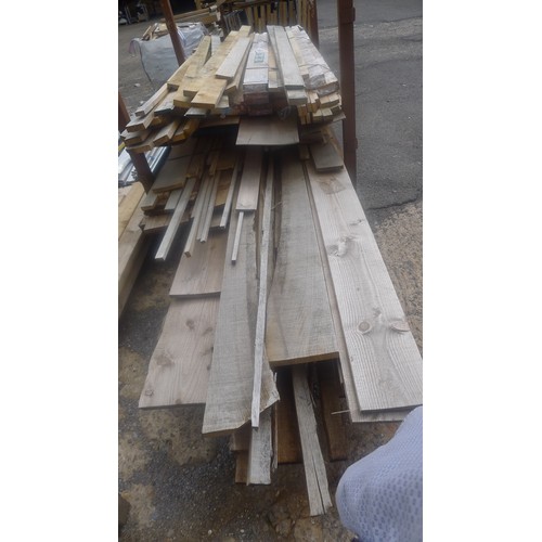 583 - A quantity of various lengths of wood including door lining sets, tongue / groove, other lengths of ... 