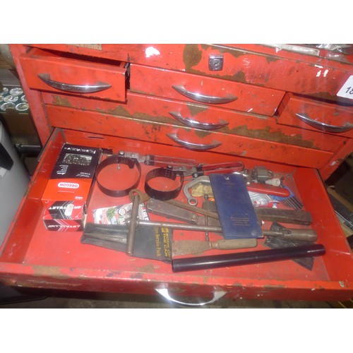 182 - 1 red metal workshop multi drawer wheeled tool chest (no make visible) containing a good selection o... 