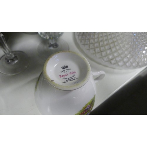 2043 - A quantity of cottage patterned Royal Vale tea cups, saucers and plates (1 shelf)