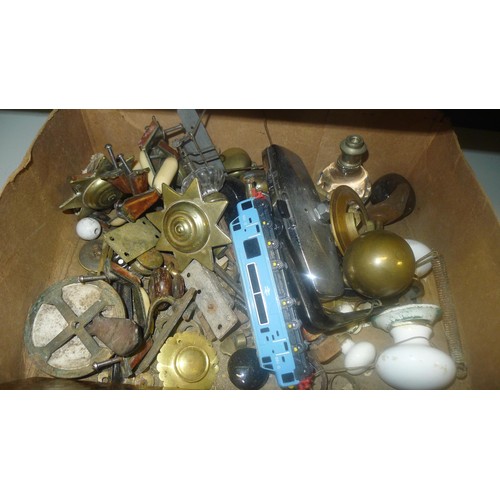 2050 - A box containing a quantity of miscellaneous vintage door furniture, brass and other metals sundries... 