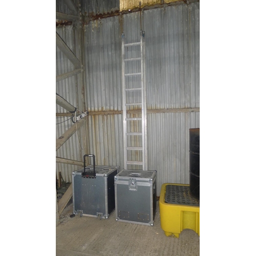 3155 - A double extending aluminium ladder (11 tread)