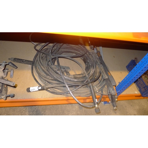 3171 - A quantity of various pressure washer hoses and lances