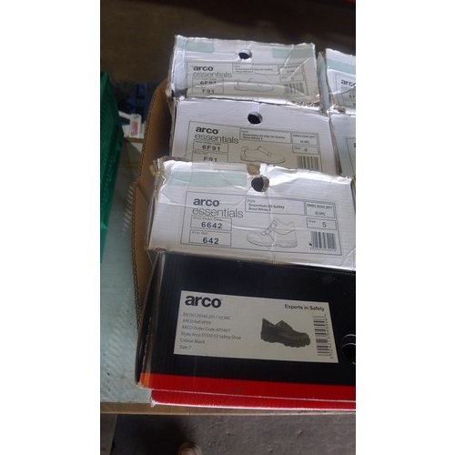 3105 - 1 box containing 8 various pairs of safety shoes (1 x size 4, 3 x size 5 and 4 x size 7)