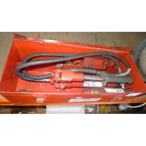 3190 - A Sealey Supersnap hydraulic body repair pump in a red metal box with various accessories and spare ... 