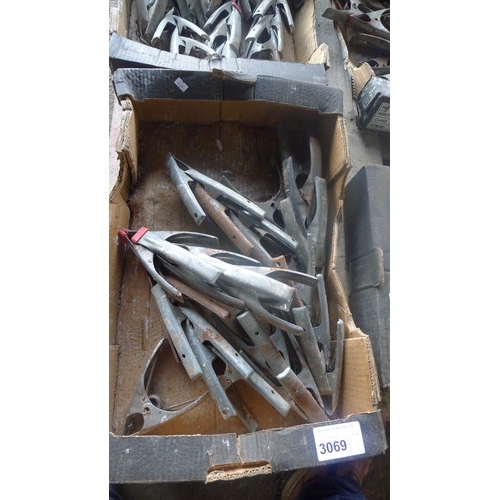 3069 - 1 pallet containing a quantity of sprung clamps for  tarpaulins, groundsheets, back drops etc