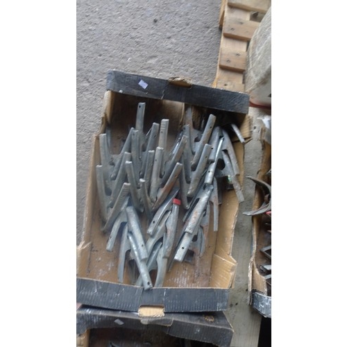 3069 - 1 pallet containing a quantity of sprung clamps for  tarpaulins, groundsheets, back drops etc