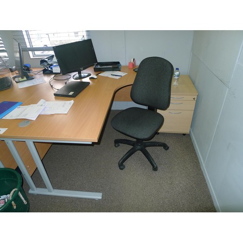 394 - 2 wood effect corner workstations, 3 wood effect pedestals and 2 office swivel chairs - Any computer... 