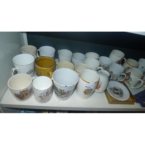 3121 - A quantity of decorative Royal commemoration mugs and similar royal magazines (two shelves)