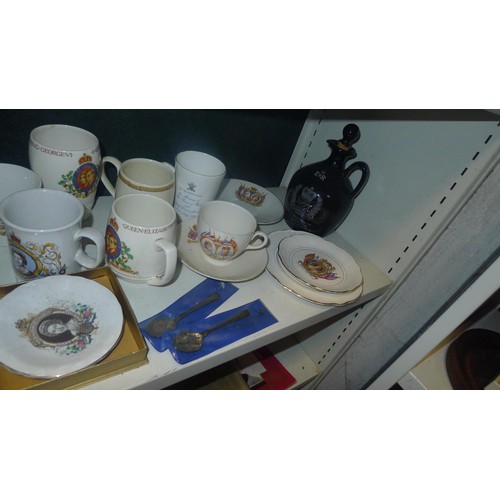 3121 - A quantity of decorative Royal commemoration mugs and similar royal magazines (two shelves)