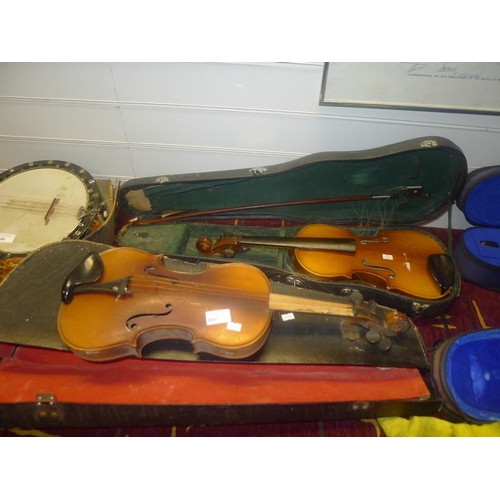 3087 - Two violins with bows and carry cases in various states of repair