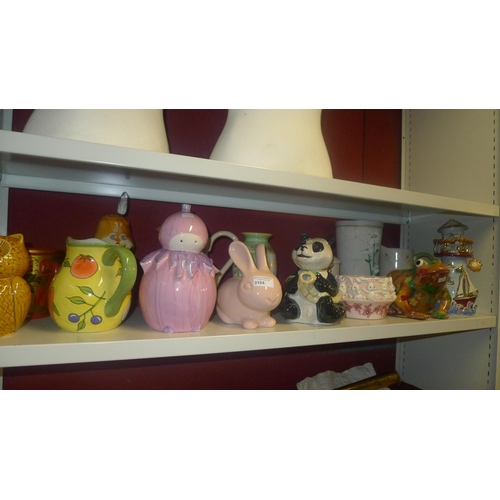 3104 - A quantity of miscellaneous decorative vases, jugs and large ornaments etc (one shelf)