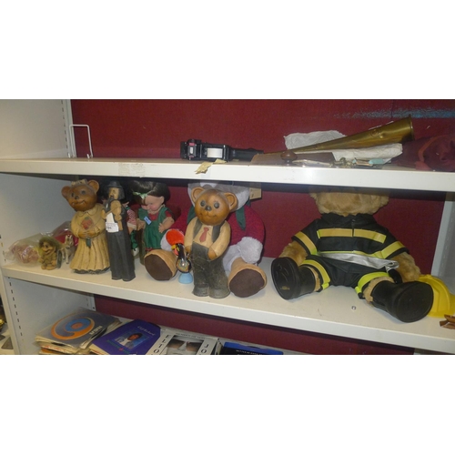 3105 - A quantity of miscellaneous caricature ornament and stuffed animals etc (one shelf)