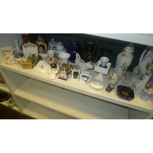 3125 - Quantity of miscellaneous decorative chinaware and ornaments (1 shelf)