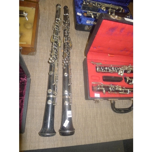 3037 - 2 oboes with no cases