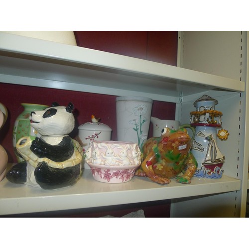 3104 - A quantity of miscellaneous decorative vases, jugs and large ornaments etc (one shelf)