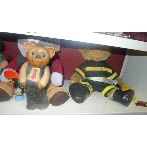 3105 - A quantity of miscellaneous caricature ornament and stuffed animals etc (one shelf)