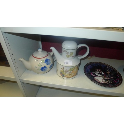 3107 - Two decorative teapots and several decorative plates (one shelf)