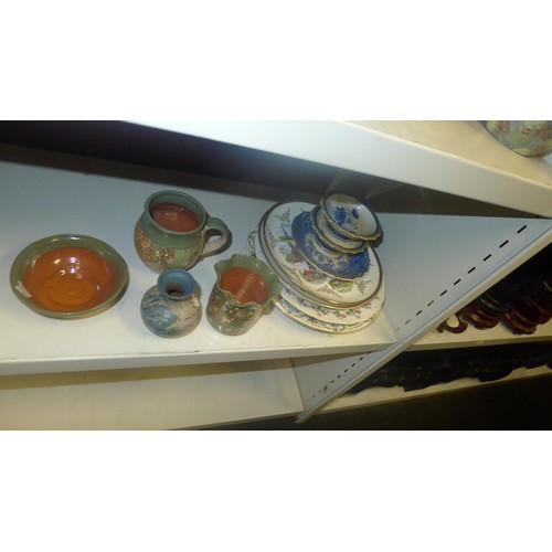 3117 - Quantity of miscellaneous decorative plates and bowls etc (two shelves)