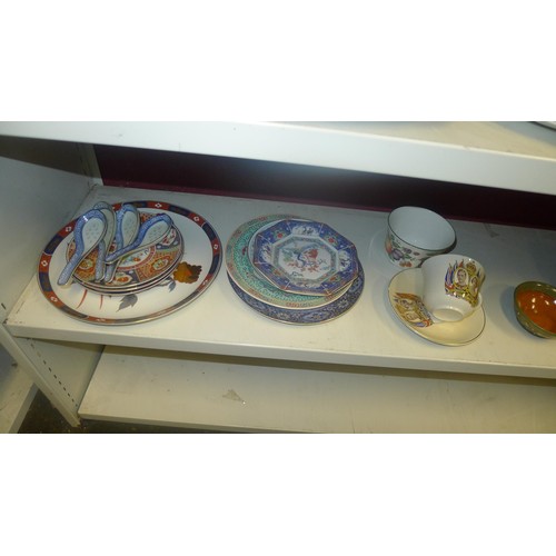 3117 - Quantity of miscellaneous decorative plates and bowls etc (two shelves)