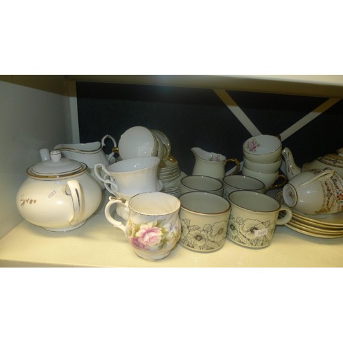 3119 - Quantity of miscellaneous decorative teaware (two shelves)