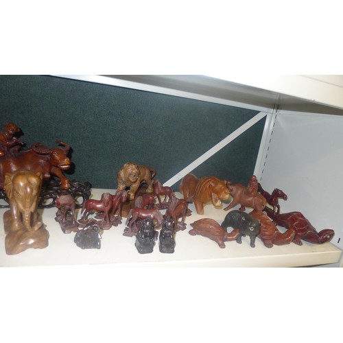 3132 - A quantity of miscellaneous carved wooden animal ornaments (1 shelf)