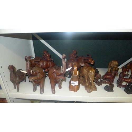 3132 - A quantity of miscellaneous carved wooden animal ornaments (1 shelf)