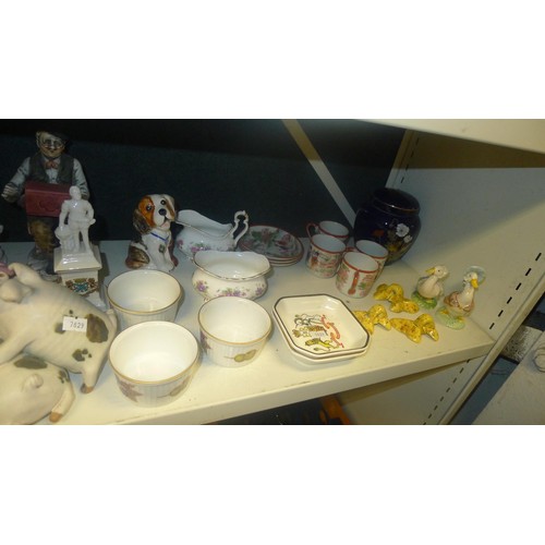 3143 - A quantity of miscellaneous decorative vases and ornaments etc (2 shelves)