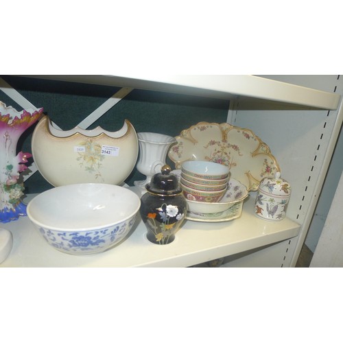 3143 - A quantity of miscellaneous decorative vases and ornaments etc (2 shelves)