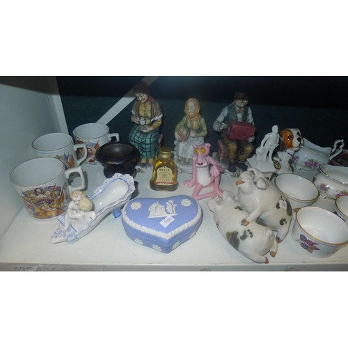 3143 - A quantity of miscellaneous decorative vases and ornaments etc (2 shelves)