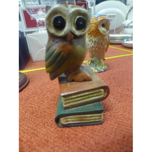 3292 - A Beswick owl, 2 opaque glass owls and two other owl ornaments