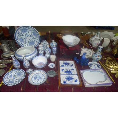 3311 - A large quantity of miscellaneous decorative blue and white oriental patterned chinaware and other b... 