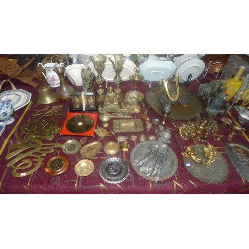 3312 - A large quantity of miscellaneous decorative brassware and ornaments and other metal ornaments and t... 