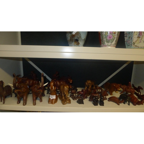 3132 - A quantity of miscellaneous carved wooden animal ornaments (1 shelf)