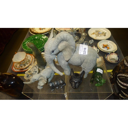 3216 - A Border Fine Arts otter, two resin elephants and three other small ornaments