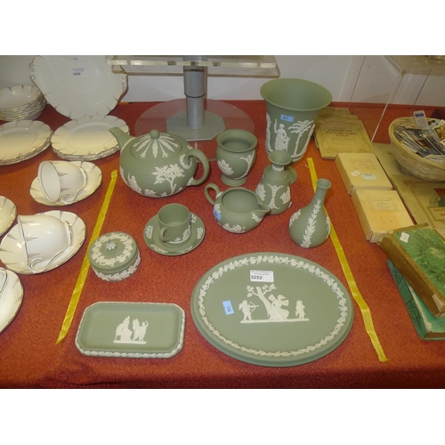 3252 - Small quantity of miscellaneous Wedgwood Green Jasperware ornaments