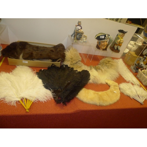 3257 - A small collection of of vintage ostrich feather fans and fur collars etc