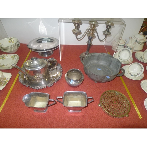 3276 - A quantity of miscellaneous decorative silver-plated and other metalware