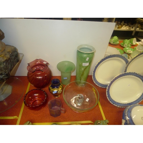 3281 - A small quantity of miscellaneous decorative coloured glassware